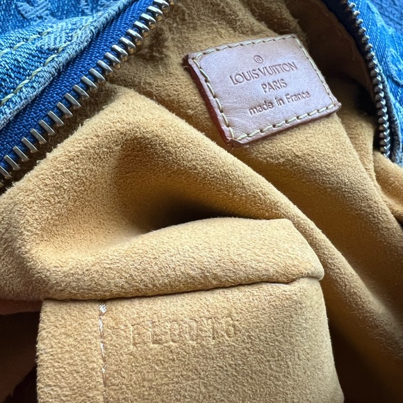 Louis Vuitton
Monogram Denim Baggy with additional crossbody strap. - Picture 17 of 17